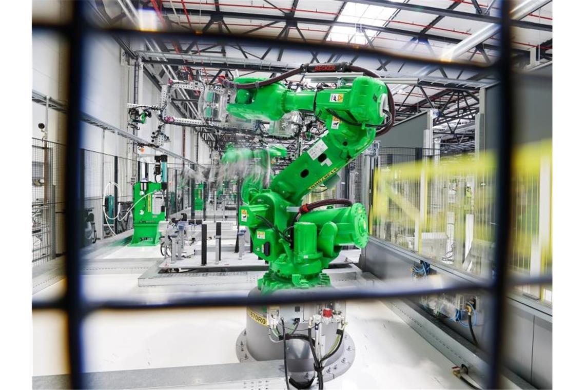 Neues Presswerk von Porsche und Schuler im Probebetrieb Roboter arbeiten testweise im neuen gemeinsamen Presswerk von Porsche und Schuler. Foto: Jan Woitas/dpa-Zentralbild/dpa