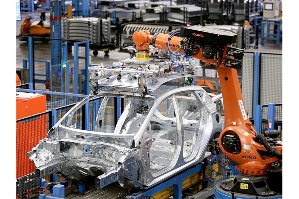 Roboter des Roboterbauers Kuka bauen im Ford-Werk in Köln eine Karosserie zusammen. (. Foto: Oliver Berg/dpa