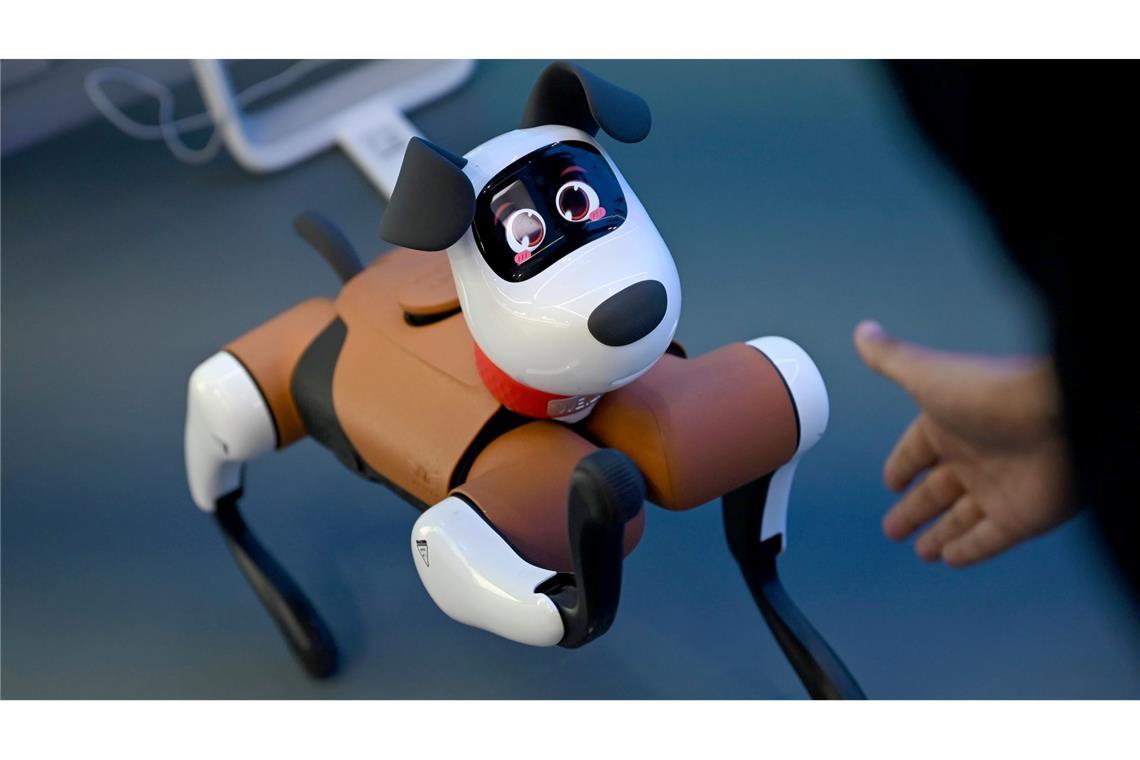 Vom Labor in die Realität: Wo China Roboter einsetzen will Roboter-Hunde tauchen bereits gelegentlich im Straßenbild chinesischer Großstädte auf.