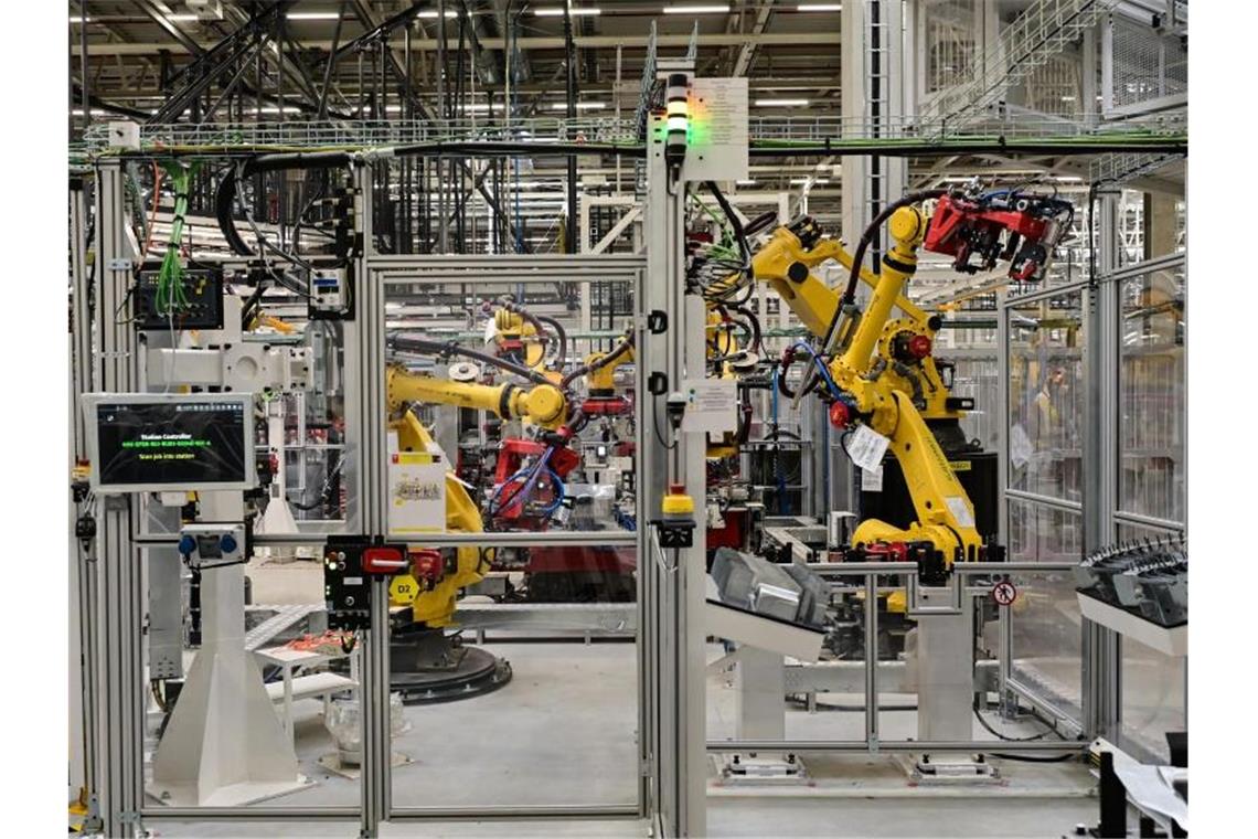 Tesla-Chef: Produktion in Deutschland spätestens im Dezember Roboter in in einer Produktionshalle. Foto: Patrick Pleul/dpa-Zentralbild/ZB