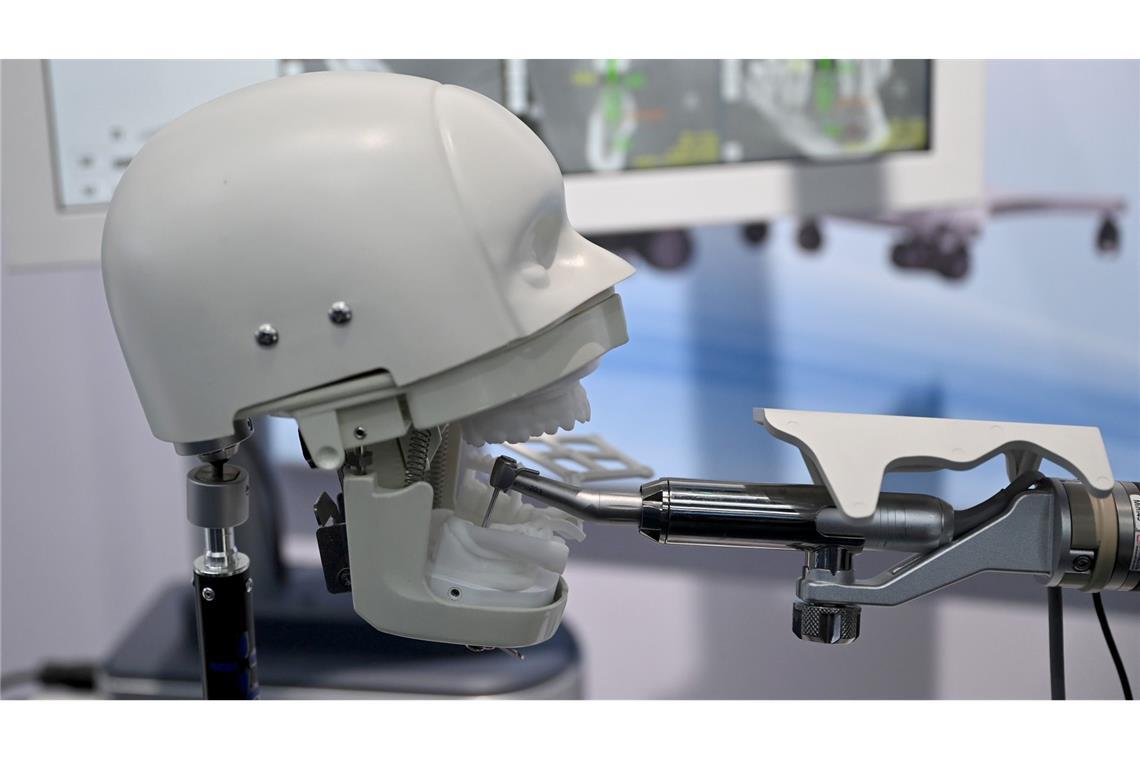 Vom Labor in die Realität: Wo China Roboter einsetzen will Roboter könnten in Zukunft auch an Zahnimplantaten arbeiten.