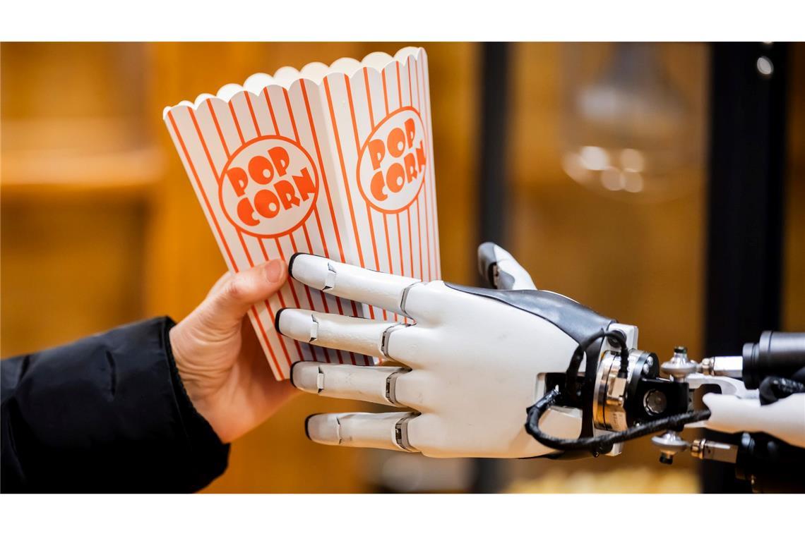 Roboter "Optimus" griff kleine Popcorn-Boxen, füllte sie auf und überreichte sie den Besuchern.