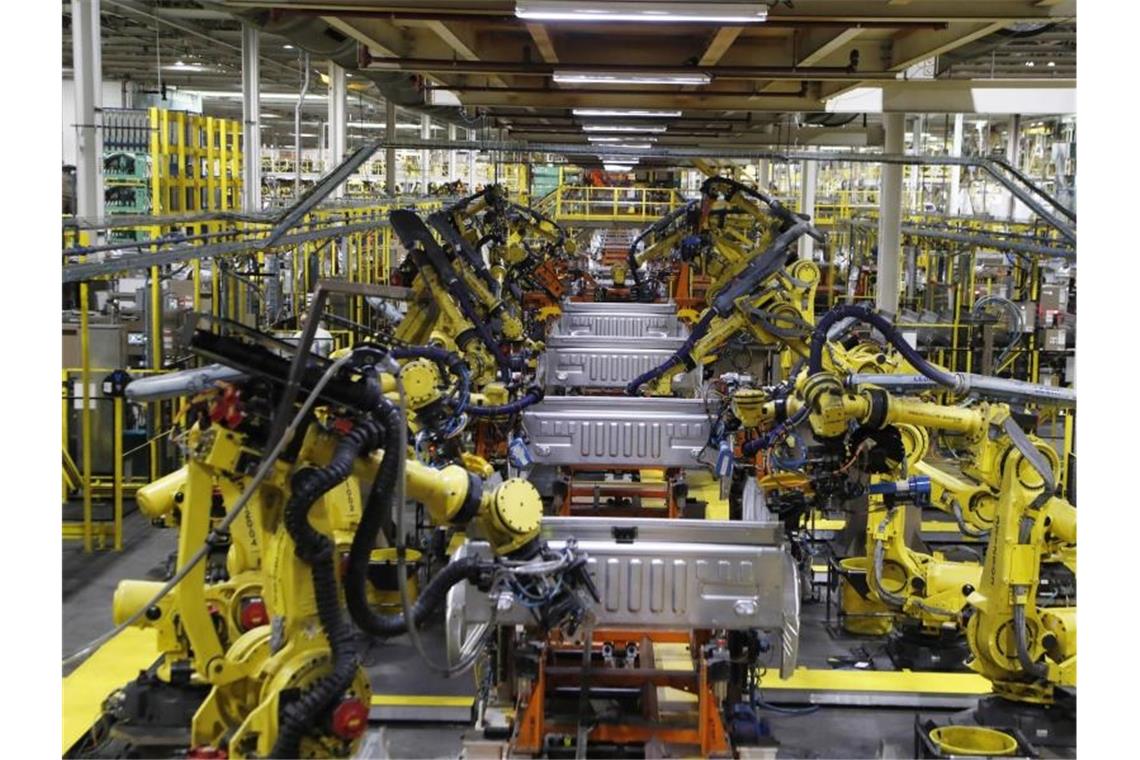 US-Wirtschaft wächst im dritten Quartal in Rekordtempo Roboter schweißen die Ladefläche eines Ford F-150-Lastwagens auf dem Fließband im Montagewerk von Ford Rouge. Foto: Carlos Osorio/AP/dpa
