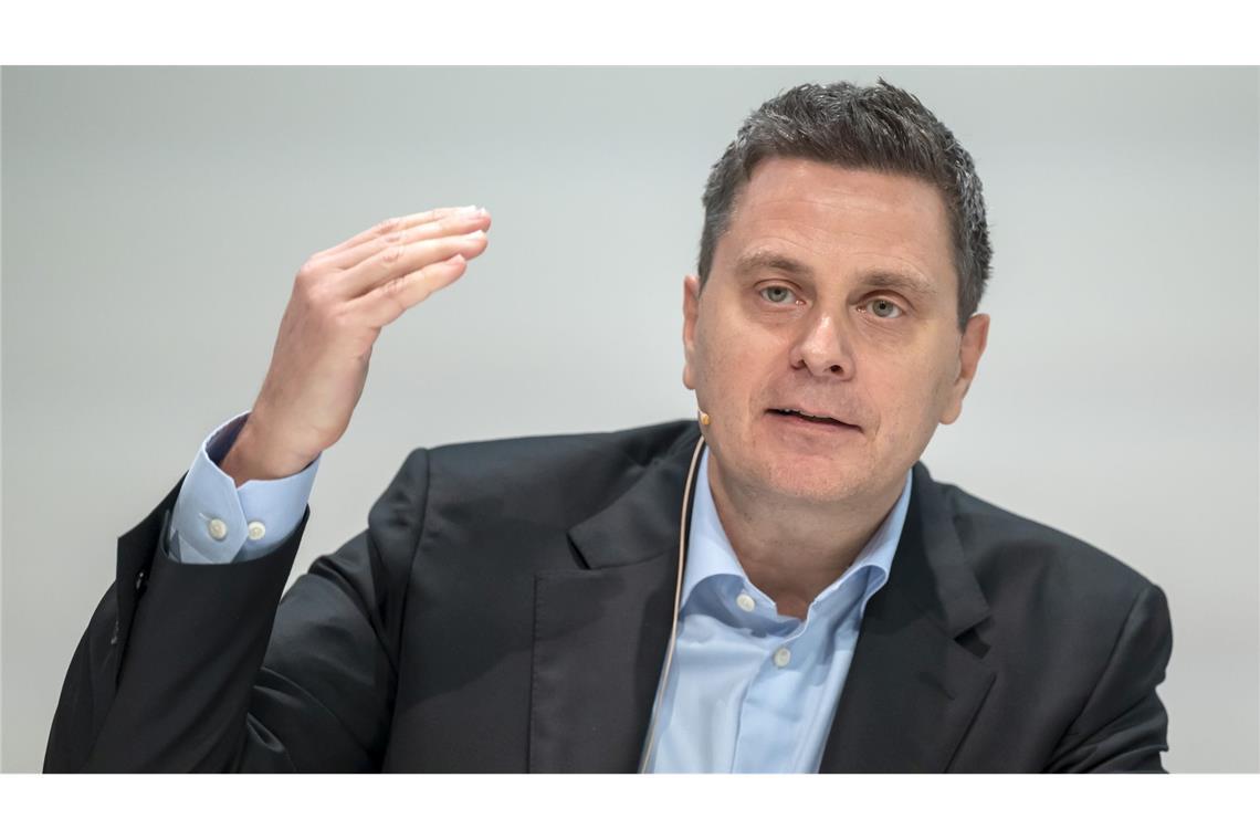 Pharmakonzern Roche investiert 50 Milliarden Dollar in USA Roche-Chef Schinecker will in den nächsten fünf Jahren 50 Milliarden US-Dollar in den USA investieren.