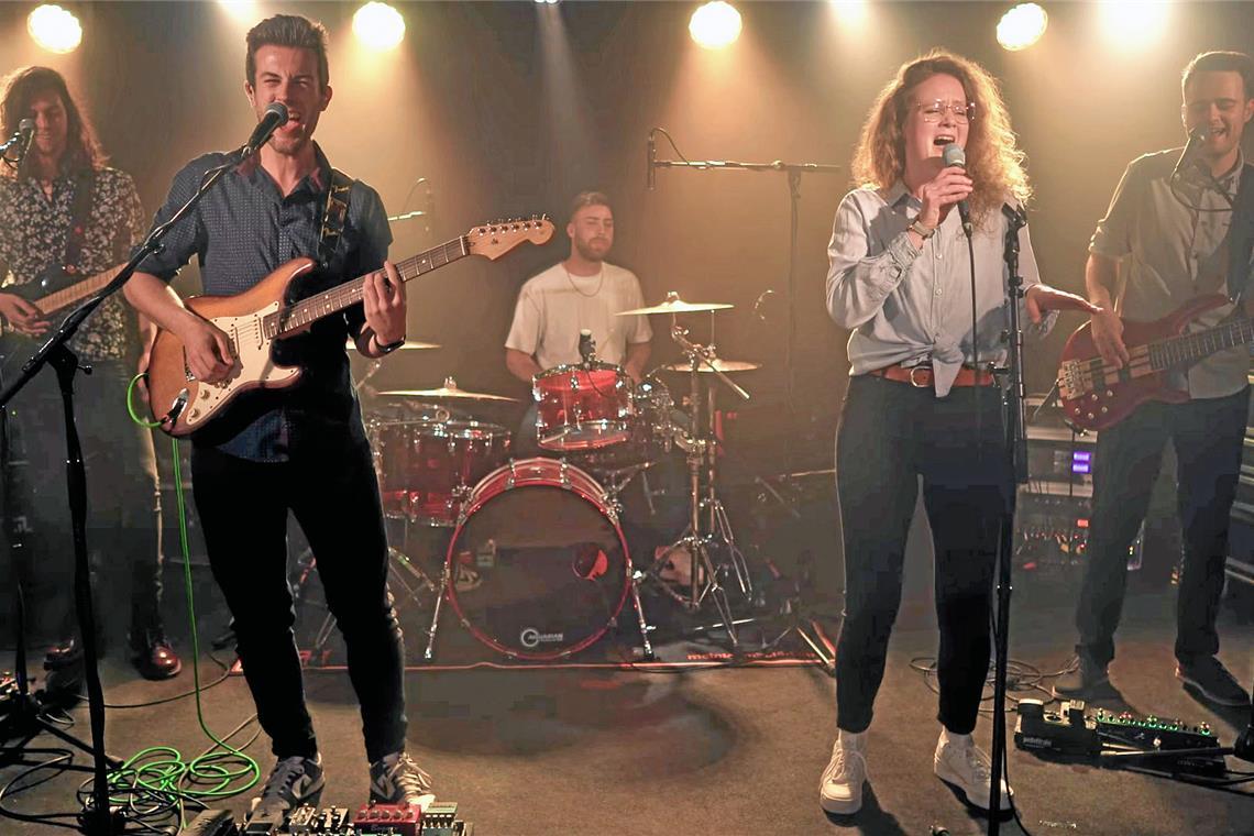 Live-Nacht: Jede Menge Partyspaß in der Backnanger Innenstadt Rock und Pop der letzten 60 Jahre gibt es von 2 Weeks Before im Wohnzimmer. Foto: littlepinguin