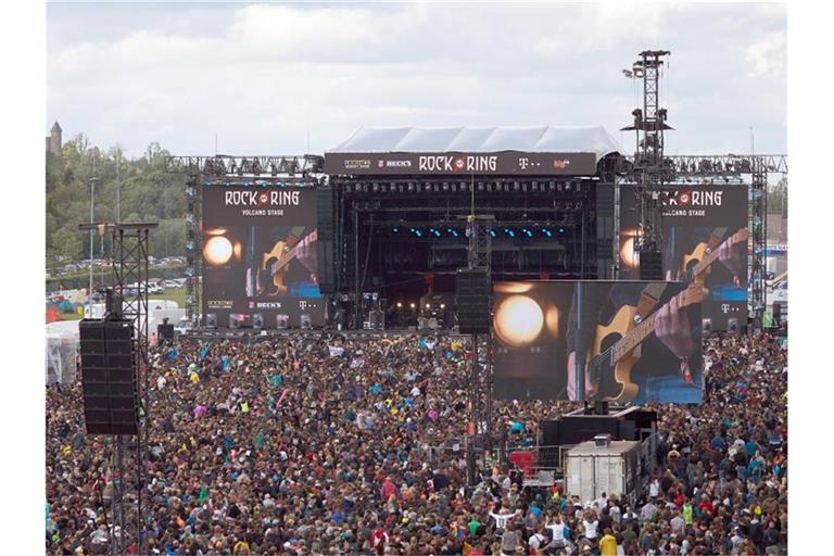 Rockfans drängen sich 2019 vor der Hauptbühne des Open-Air-Festivals „Rock am Ring“. Foto: Thomas Frey/dpa/Archivbild