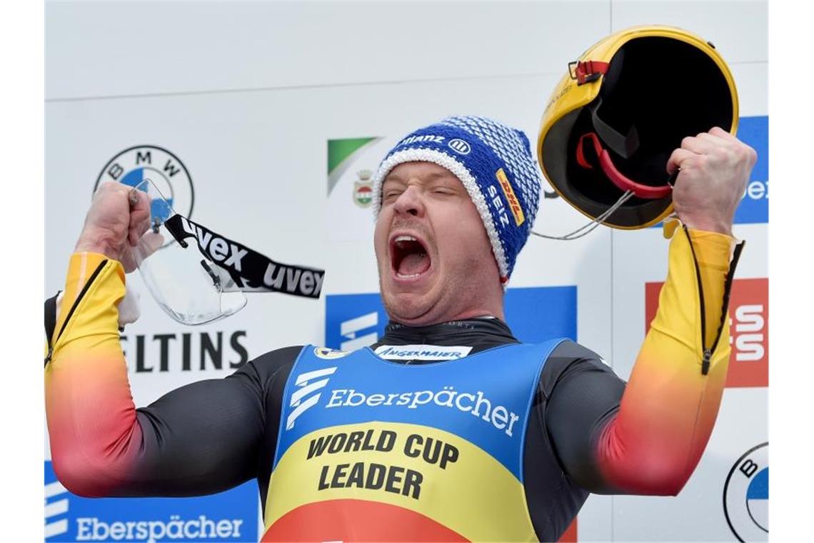 Rodelstar Felix Loch feiert seinen Sieg in Winterberg. Foto: Caroline Seidel/dpa