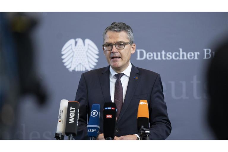 Roderich Kiesewetter (CDU), stellvertretender Vorsitzender des Parlamentarischen Kontrollgremiums spricht im Bundestag mit den Medienvertretern. (Archivbild)