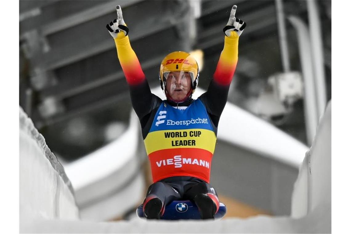 Rodler Felix Loch jubelt über seinen Sieg in Oberhof. Foto: Hendrik Schmidt/dpa-Zentralbild/dpa