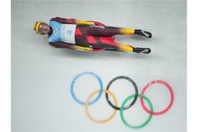 Rodler Johannes Ludwig rast durch den olympischen Eiskanal. Foto: Michael Kappeler/dpa