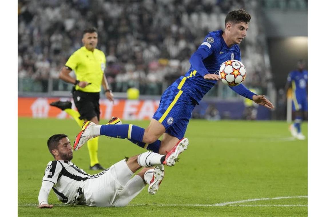 Nächster Ronaldo-Rekord - Barcelona verliert erneut Rodrigo Bentancur (l) von Juventus Turin foult Kai Havertz vom FC Chelsea beim Kampf um den Ball. Foto: Antonio Calanni/AP/dpa