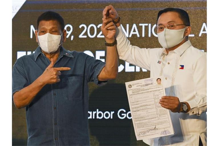 Rodrigo Duterte will künftig seinen langjährigen Berater Christopher Go unterstützen, der gerade seine Kandidatur für das Amt des Vizepräsidenten eingereicht hat. Foto: Lisa Marie David/POOL REUTERS/AP/dpa