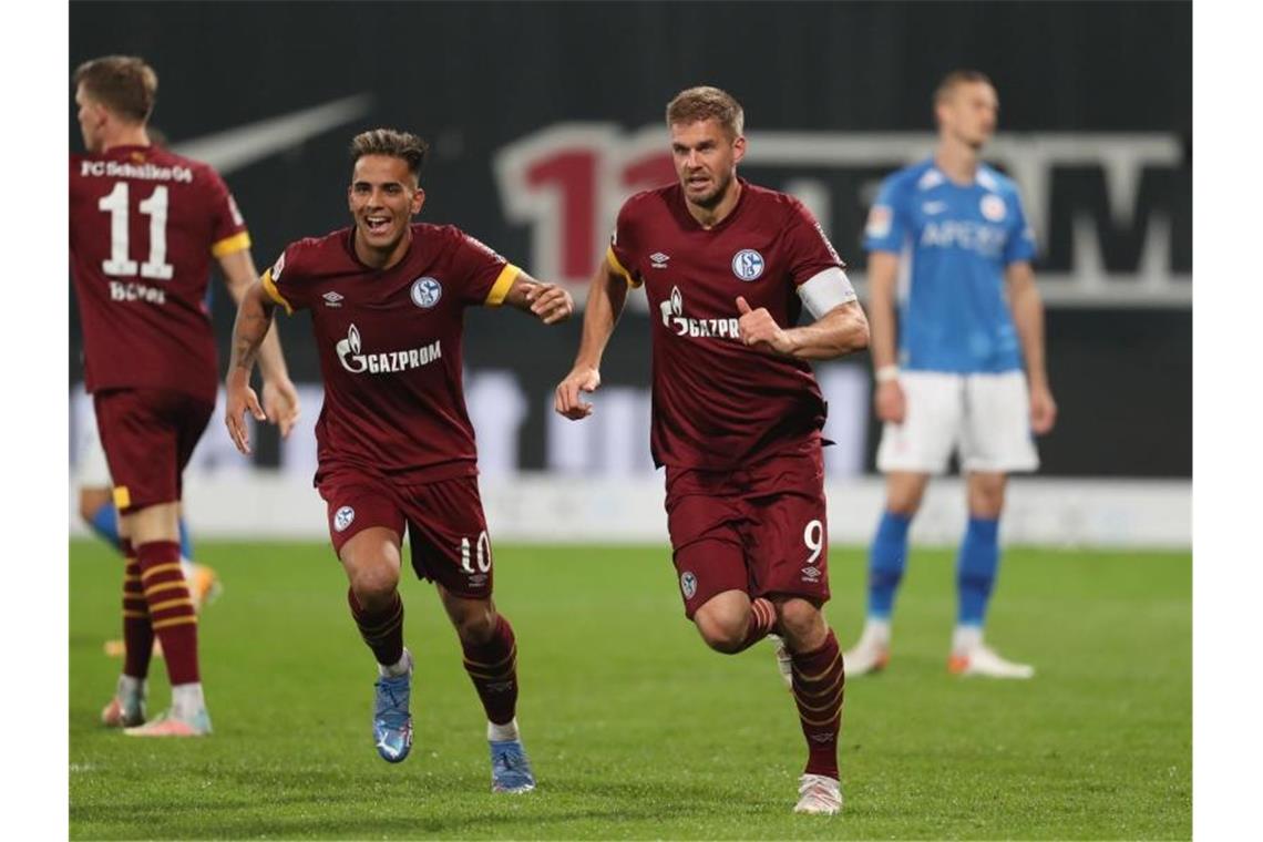 Rodrigo Martinez Zalazar (l) und Simon Terodde (r) vom FC Schalke 04 bejubeln den Treffer zum 2:0 durch Simon Terodde. Foto: Danny Gohlke/dpa