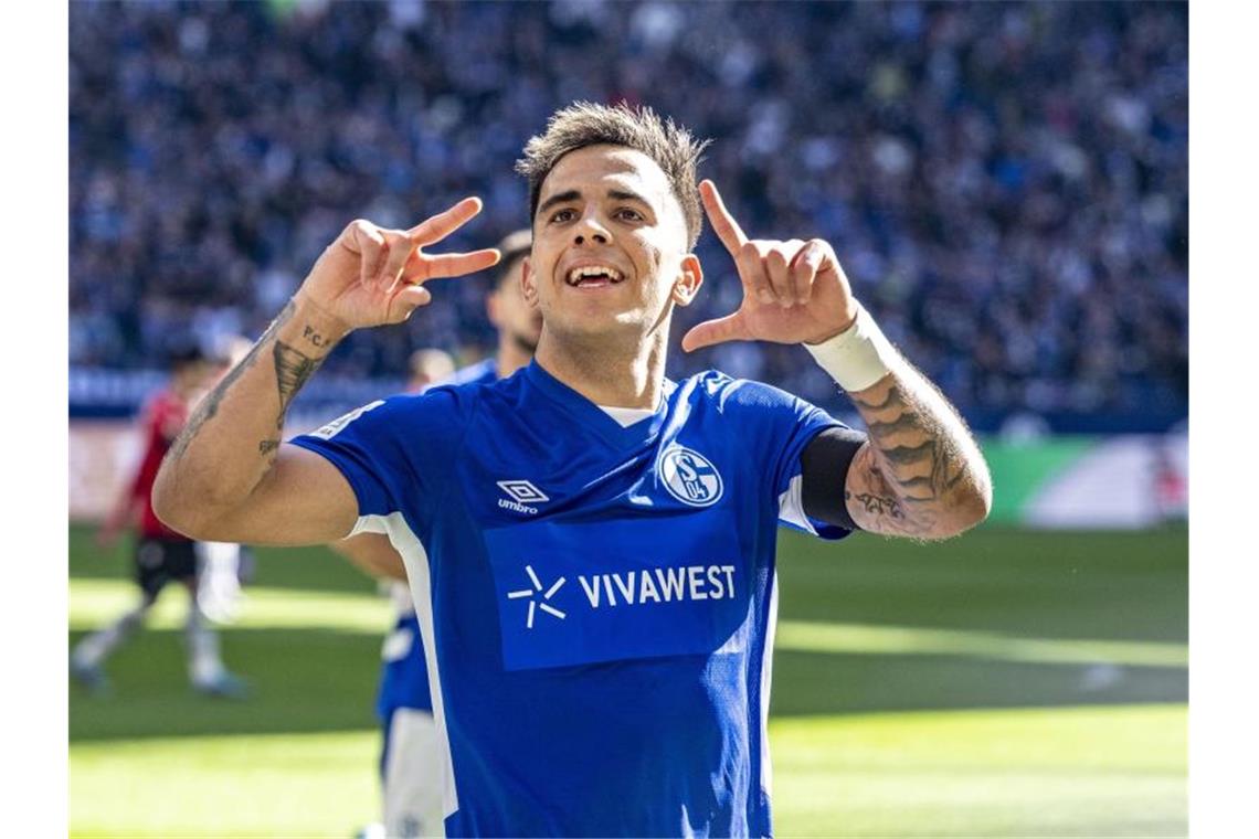 HSV vor neuem Zweitliga-Jahr - Werder und Schalke euphorisch Rodrigo Zalazar brachte Schalke gegen Hannover auf die Siegerstraße. Foto: David Inderlied/dpa