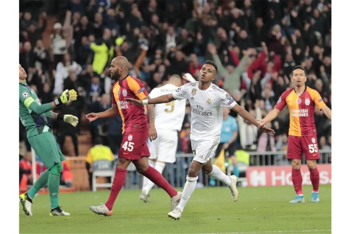 Tuchel-Club PSG und Juventus erreichen Achtelfinale Rodrygo (M) von Real Madrid feiert sein erstes Tor vor den enttäuschten Spieler von Galatasaray. Foto: Bernat Armangue/AP/dpa