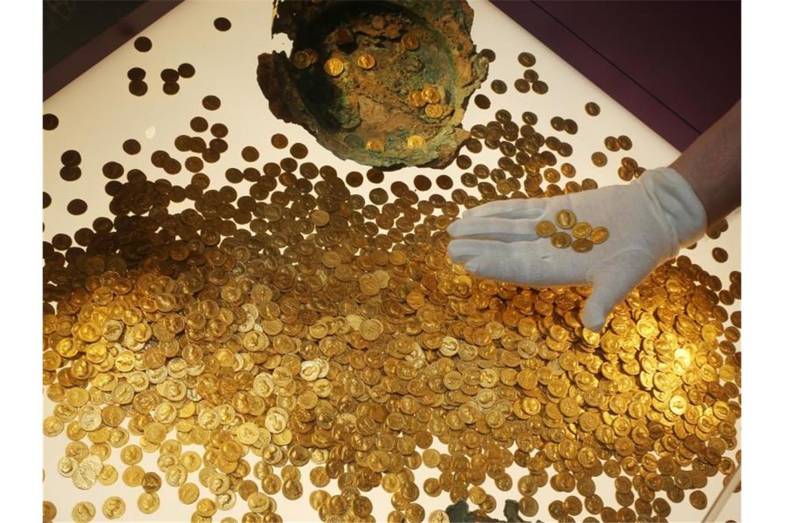 Römische Goldmünzen des Trierer Goldschatzes im Rheinischen Landesmuseum Trier. Foto: Thomas Frey/dpa