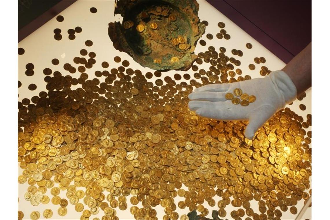 Versuchter Goldschatz-Raub: Täter muss drei Jahre in Haft Römische Goldmünzen des Trierer Goldschatzes im Rheinischen Landesmuseum Trier. Foto: Thomas Frey/dpa