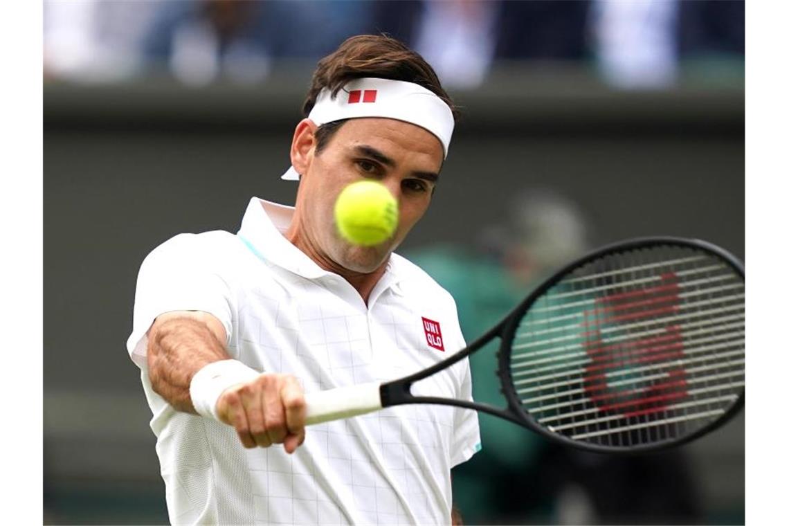 Wieder Knieoperation: Federer fällt monatelang aus Roger Federer fällt wegen einer erneuten Knieoperation monatelang aus. Foto: John Walton/PA Wire/dpa