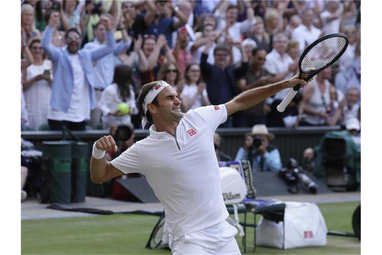 Roger Federer feiert seinen Sieg im Halbfinale gegen Rafael Nadal. Foto: Kirsty Wigglesworth/AP