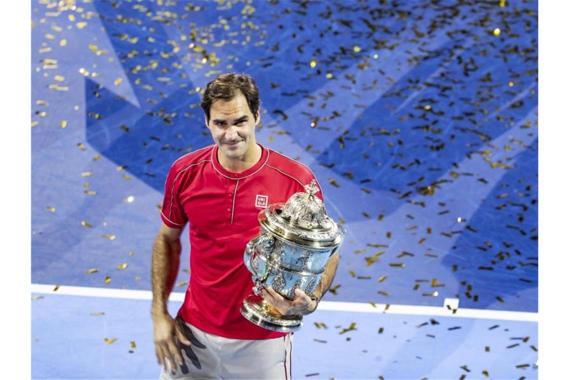 Roger Federer sagt für Tennis-Masters in Paris ab Roger Federer hatte zum zehnten Mal den Titel des Hallenturniers in seiner Heimatstadt Basel gewonnen. Foto: Alexandra Wey/KEYSTONE/dpa