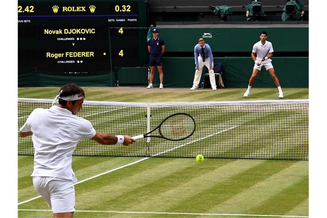 Djokovic siegt im längsten Wimbledon-Finale gegen Federer Roger Federer (l) spielte sein zwölftes, Novak Djokovic sein sechstes Wimbledon-Finale. Foto: Victoria Jones/PA Wire
