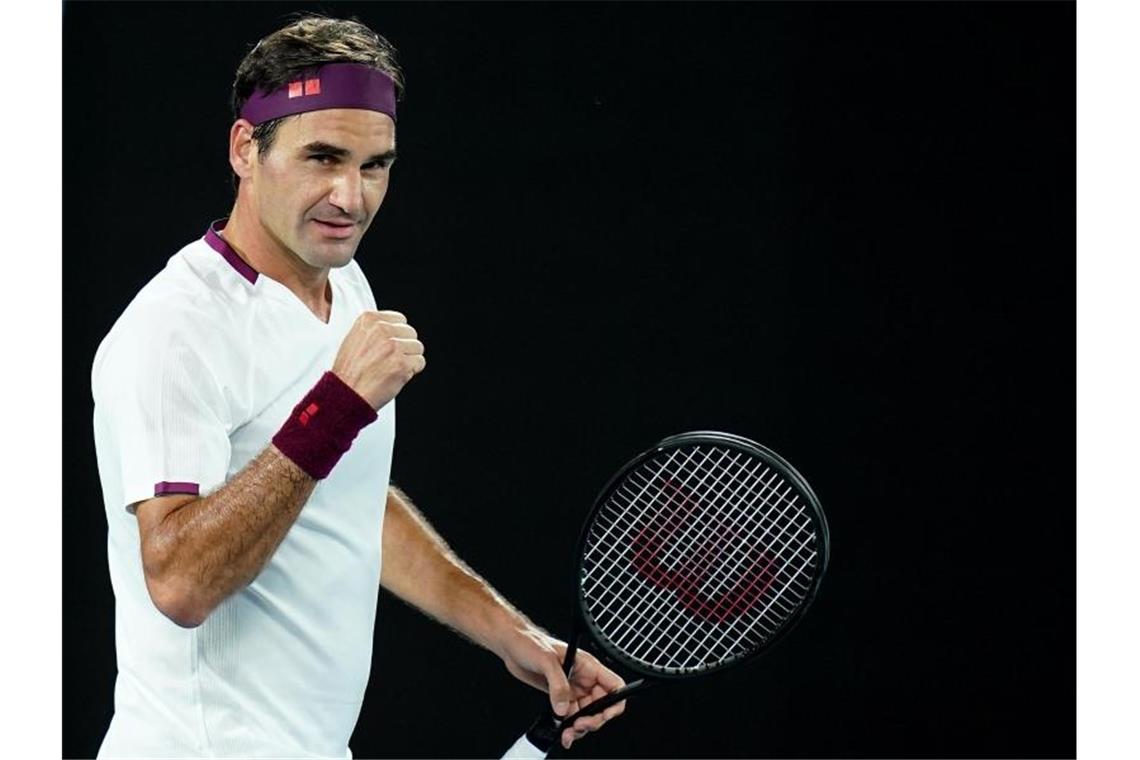 Roger Federer setzte sich in Melbourne gegen den Ungarn Marton Fucsovics durch. Foto: Dave Hunt/AAP/dpa