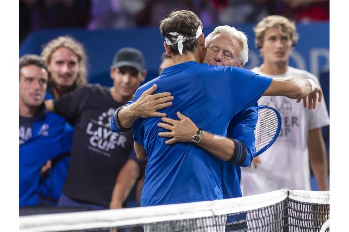Roger Federer umarmt Teamkapitän Björn Borg. Foto: Martial Trezzini/KEYSTONE