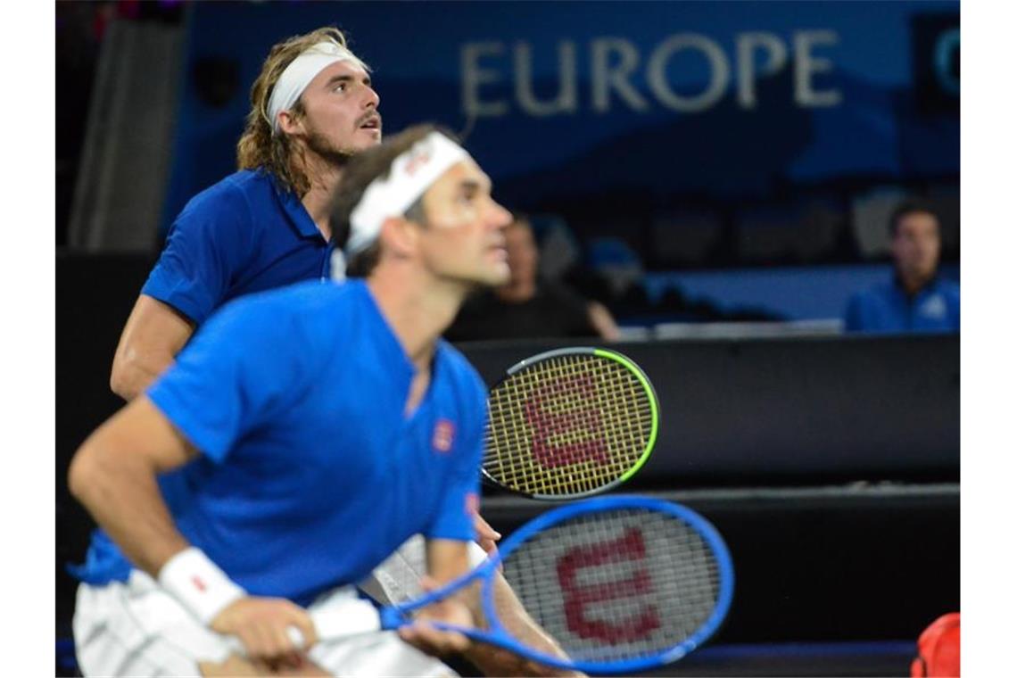 Roger Federer (vorne) und Stefanos Tsitsipas unterlagen zuvor Isner und Sock im Doppel. Foto: Christopher Levy/ZUMA Wire