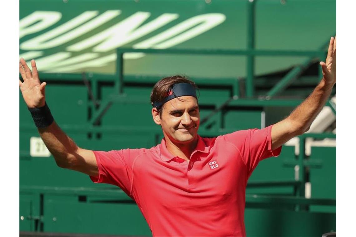 Federer mit etwas Mühe in Halle - Tsitsipas sagt ab Roger Federer winkt in Halle nach seinem Sieg und Einzug in die zweite Runde. Foto: Friso Gentsch/dpa