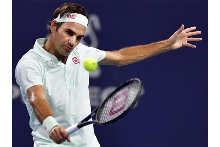 Roger Federer wird beim Turnier in Doha sein Comeback auf dem Tennisplatz geben. Foto: Jim Rassol/AP/dpa