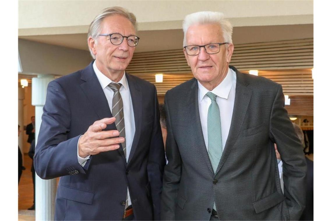 Roger Kehle (l), Präsident des Gemeindetags Baden-Württemberg und Winfried Kretschmann, Ministerpräsident. Foto: Thomas Warnack/dpa