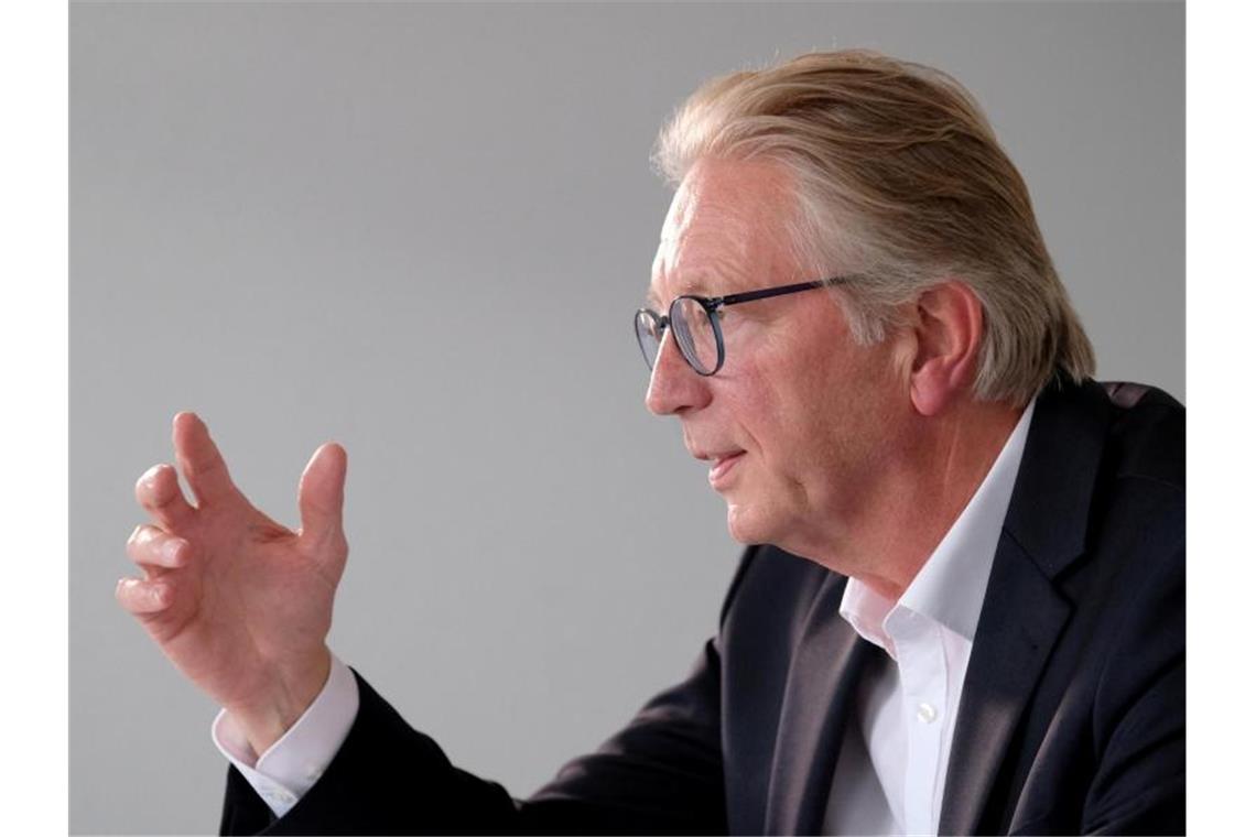 Roger Kehle, Präsident des Gemeindetages Baden-Württemberg, spricht während eines Interviews. Foto: Bernd Weissbrod/Archivbild