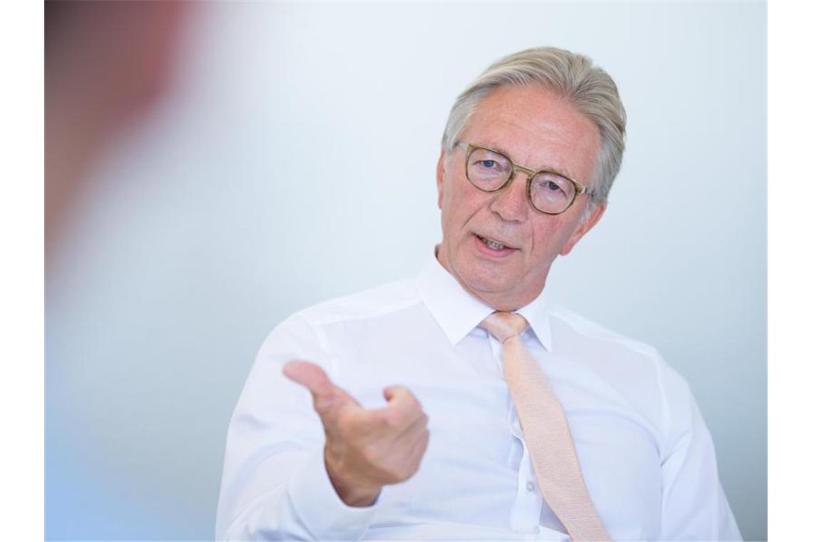 Bürgermeister machen Erwartungen an Landesregierung deutlich Roger Kehle spricht bei einem Interview im Landesbüro der Deutschen Presse-Agentur. Foto: Sebastian Gollnow/dpa
