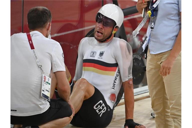 Roger Kluge sitzt nach einem Sturz im Izu Velodrome auf dem Boden. Foto: Sebastian Gollnow/dpa