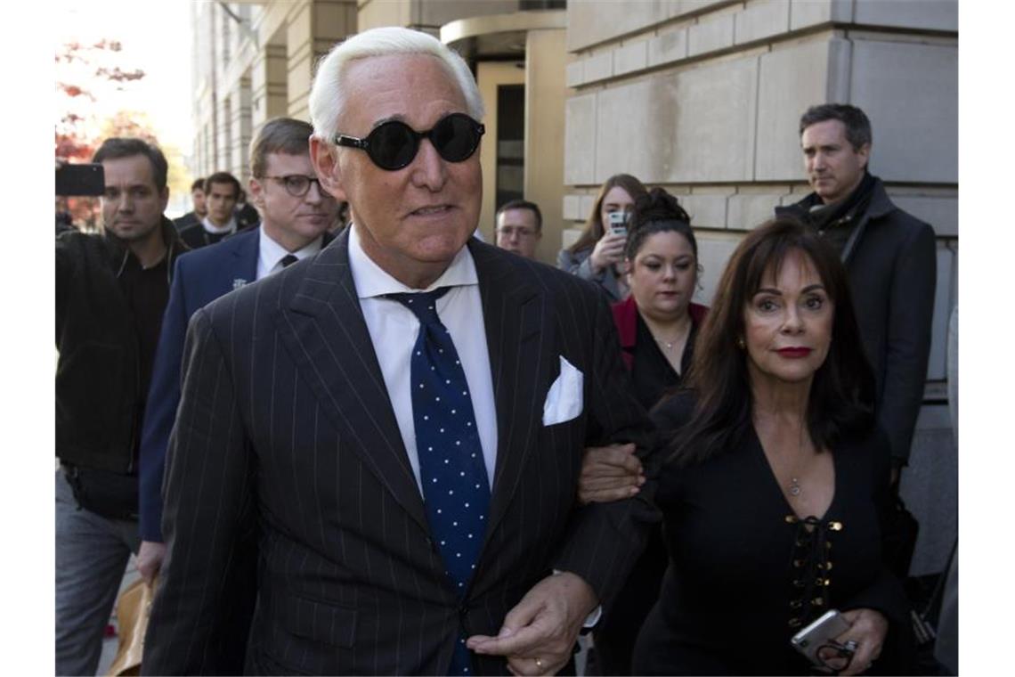 Roger Stone (l) verlässt mit seiner Frau das Bundesgericht in Washington. Foto: Jose Luis Magana/AP/dpa