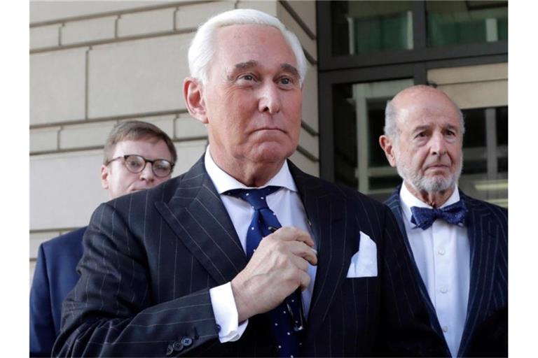 Roger Stone (M) war 2020 unter anderem wegen Falschaussagen und Behinderung der Justiz zu einer Gefängnisstrafe von mehr als drei Jahren verurteilt worden (Archivbild). Foto: Julio Cortez/AP/dpa