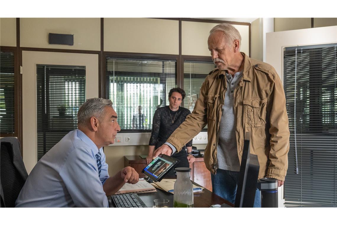 Rogov (re.) und Kollege Vincent Ross (André Kaczmarczyk, Mitte) informieren ihren Chef Karol Pawlak (Robert Gonera, li.) über den Stand der Dinge.
