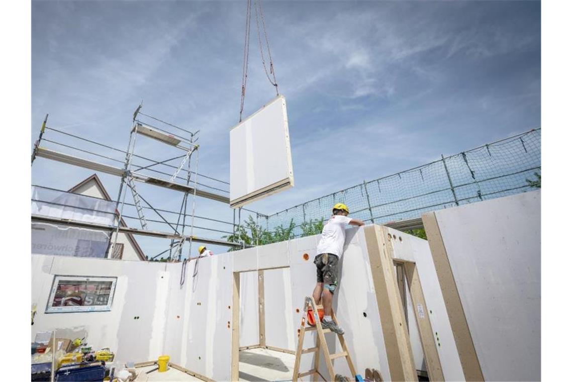 In Deutschland werden immer mehr Fertighäuser gebaut Rohbau eines Fertighauses. Immer mehr Menschen in Deutschland erfüllen sich den Traum vom eigenen Heim mit einem Fertighaus. Foto: Daniel Maurer/dpa