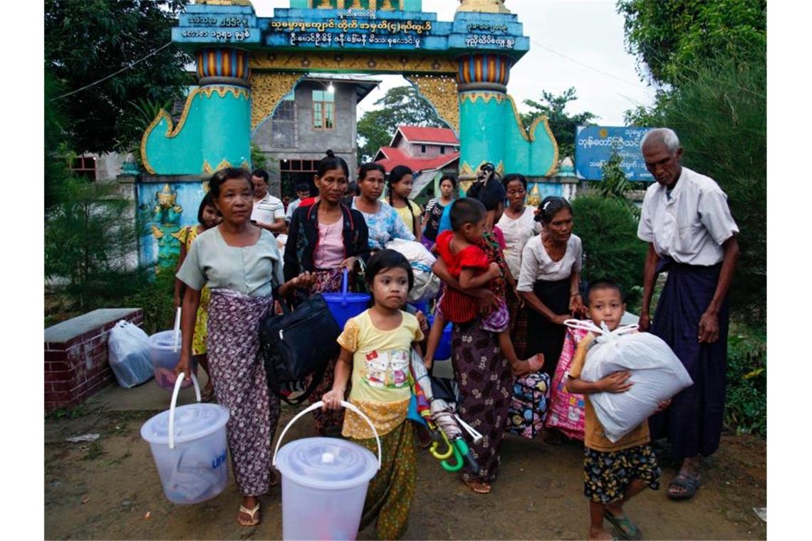 Völkermord-Klage: Suu Kyi verteidigt Militärs von Myanmar Rohingya, die aus dem Kampfgebiet geflohen sind, tragen ihr Hab und Gut bei der Ankunft in einem Kloster. Foto: Nyunt Win/epa/dpa