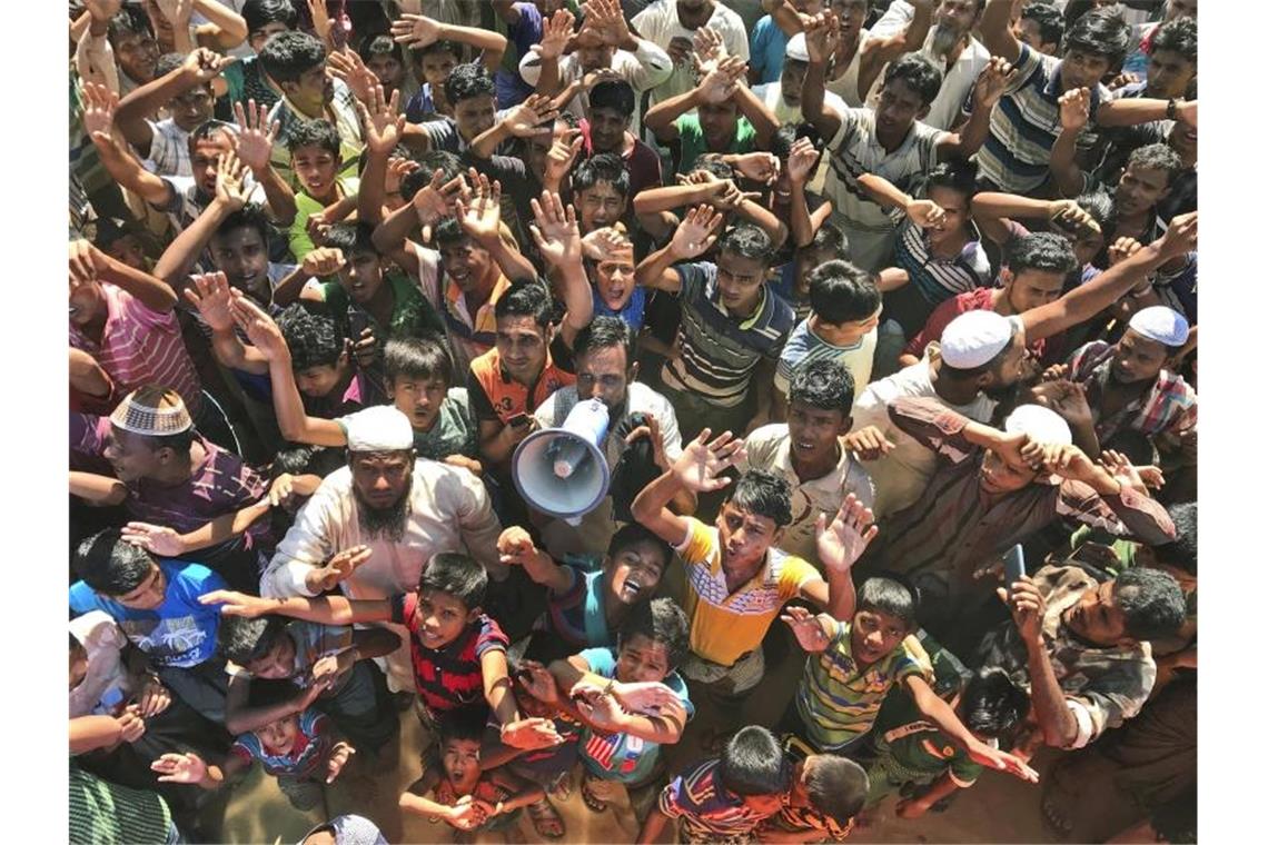 Rohingya-Flüchtlinge protestieren in einem Lager in Bangladesch gegen ihre Rückführung nach Myanmar. Foto: Dar Yasin/AP/dpa/Archiv