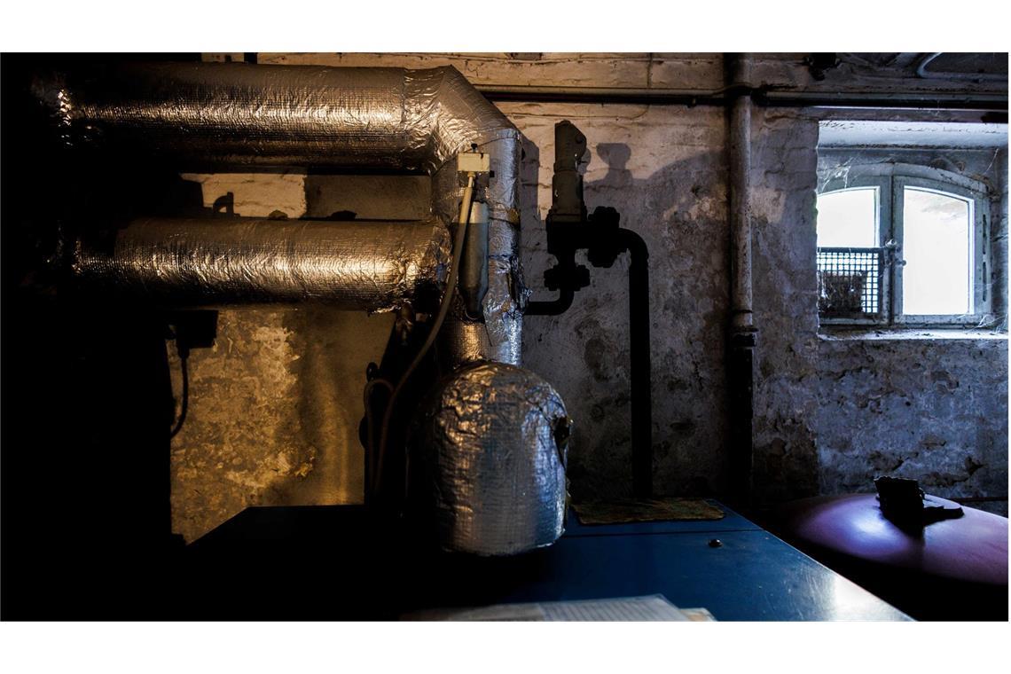 Rohre einer Anlage einer in die Jahre gekommenen Ölheizung im Keller eines Altbaus.