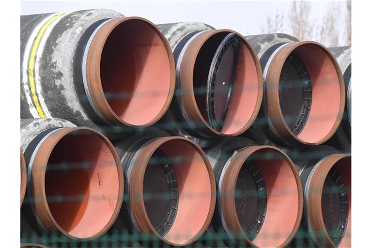 Rohre für den Bau der Erdgaspipeline Nord Stream 2 von Russland nach Deutschland im Hafen Mukran auf der Insel Rügen. Foto: Stefan Sauer/dpa