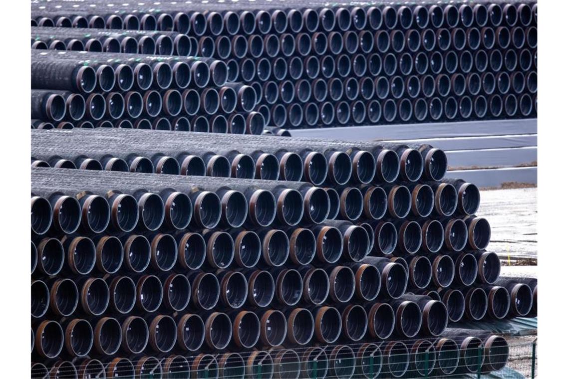 Rohre für den Bau der Erdgaspipeline Nord Stream 2 werden im Hafen Mukran auf der Insel Rügen gelagert. Foto: Jens Büttner/dpa-Zentralbild/dpa