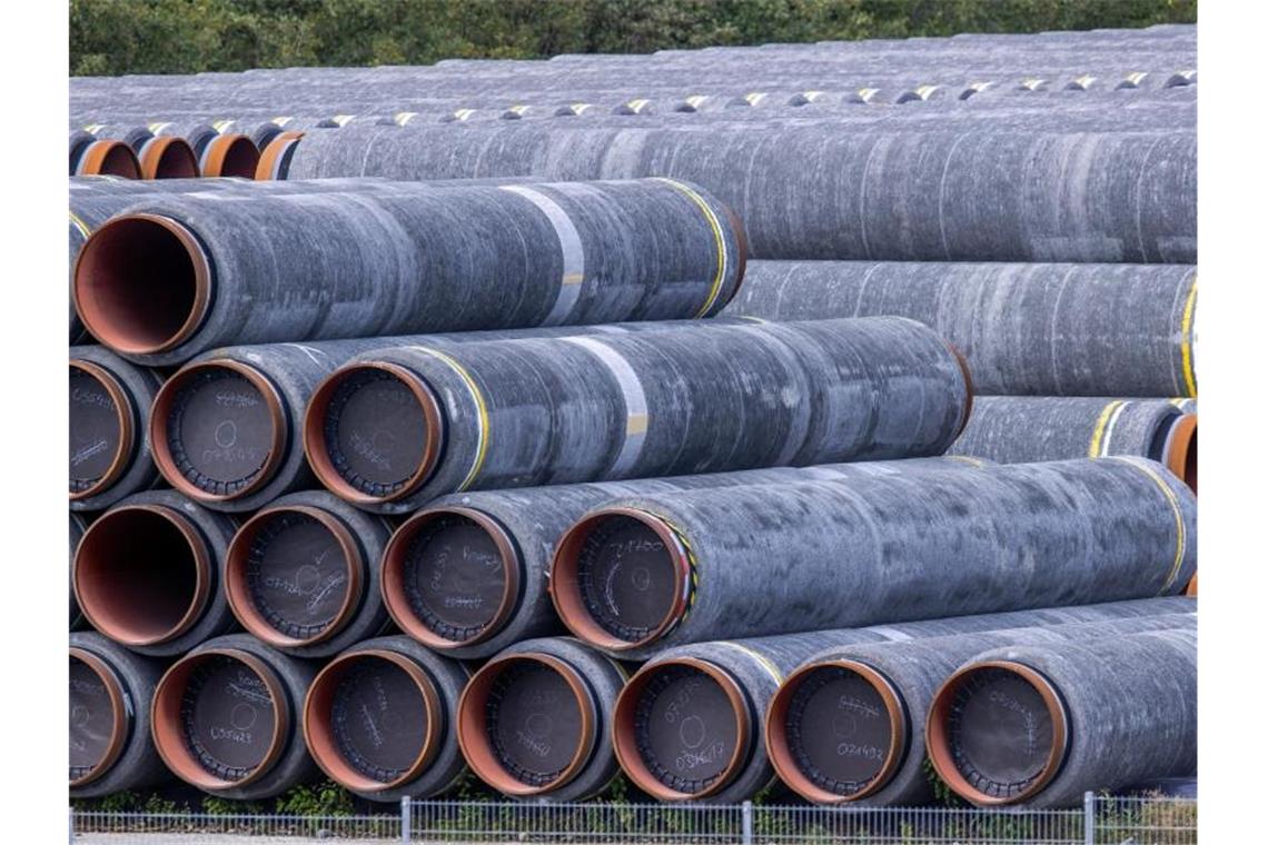 Rohre für die Erdgaspipeline Nord Stream 2 liegen auf einem Lagerplatz im Hafen Mukran auf der Insel Rügen. Foto: Jens Büttner/dpa-Zentralbild/dpa