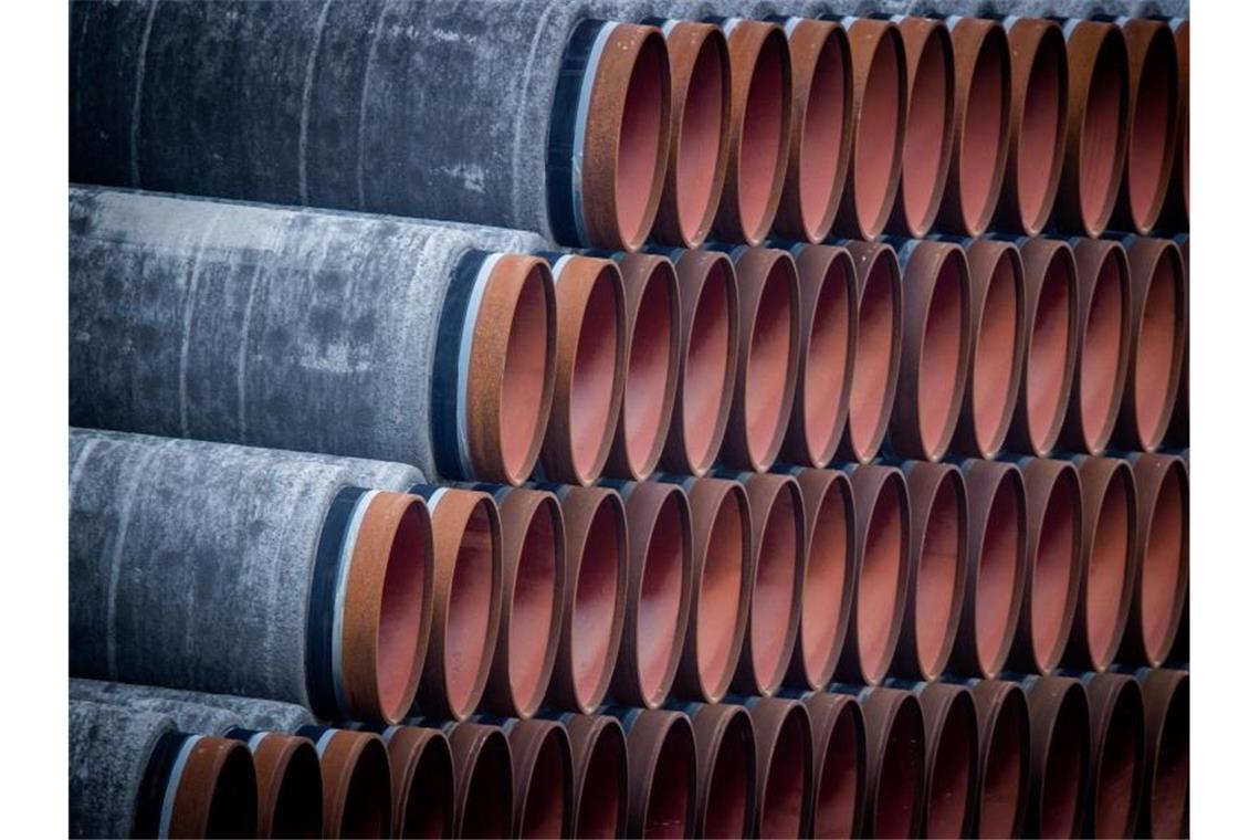 Rohre für die Erdgaspipeline Nord Stream 2 liegen auf einem Lagerplatz im Hafen Mukran auf der Insel Rügen. Foto: Jens Büttner/dpa-Zentralbild/dpa