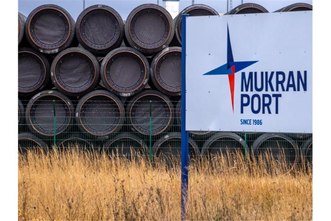 Rohre für die Erdgaspipeline Nord Stream 2 werden im Hafen Mukran auf der Insel Rügen gelagert. Foto: Jens Büttner/dpa-Zentralbild/dpa