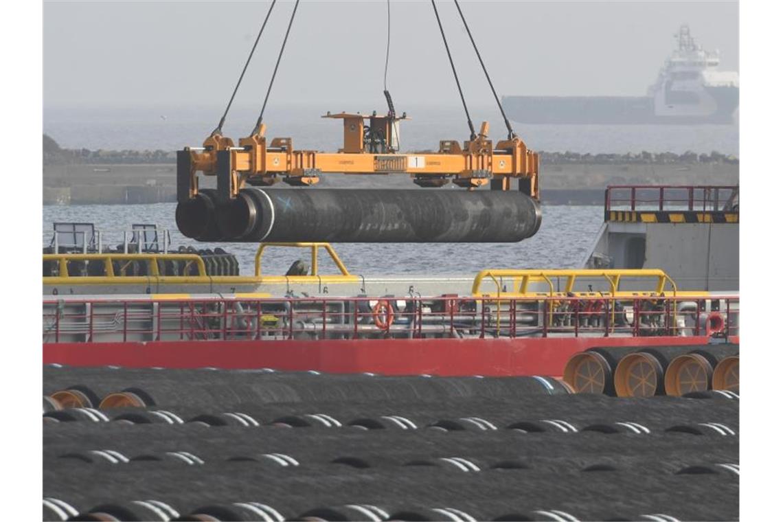 Rohre für die Ostsee-Gaspipeline Nord Stream 2 bei der Verladung. Foto: Stefan Sauer/zb/dpa/Archivbild