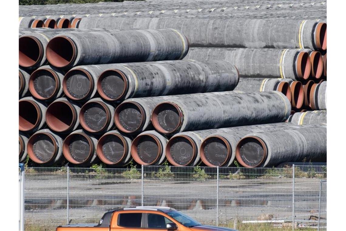 Rohre für die Ostsee-Gaspipeline Nord Stream 2 werden auf dem Gelände des Hafens Mukran bei Sassnitz auf der Insel Rügen gelagert. Foto: Stefan Sauer/dpa-Zentralbild/dpa