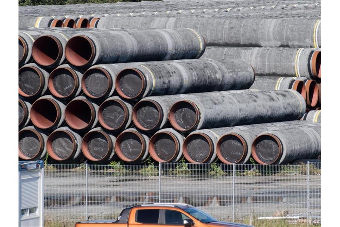 Experte: Nord Stream 2 nicht entscheidend für Versorgung Rohre für die Ostsee-Gaspipeline Nord Stream 2 werden auf dem Gelände des Hafens Mukran bei Sassnitz gelagert. Foto: Stefan Sauer/dpa-Zentralbild/dpa