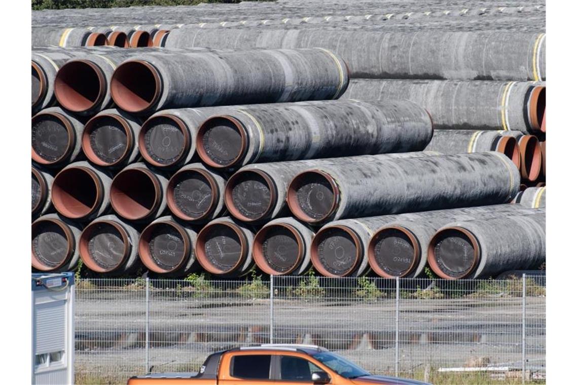 Rohre für die Ostsee-Gaspipeline Nord Stream 2 werden auf dem Gelände des Hafens Mukran bei Sassnitz gelagert. Foto: Stefan Sauer/dpa-Zentralbild/dpa